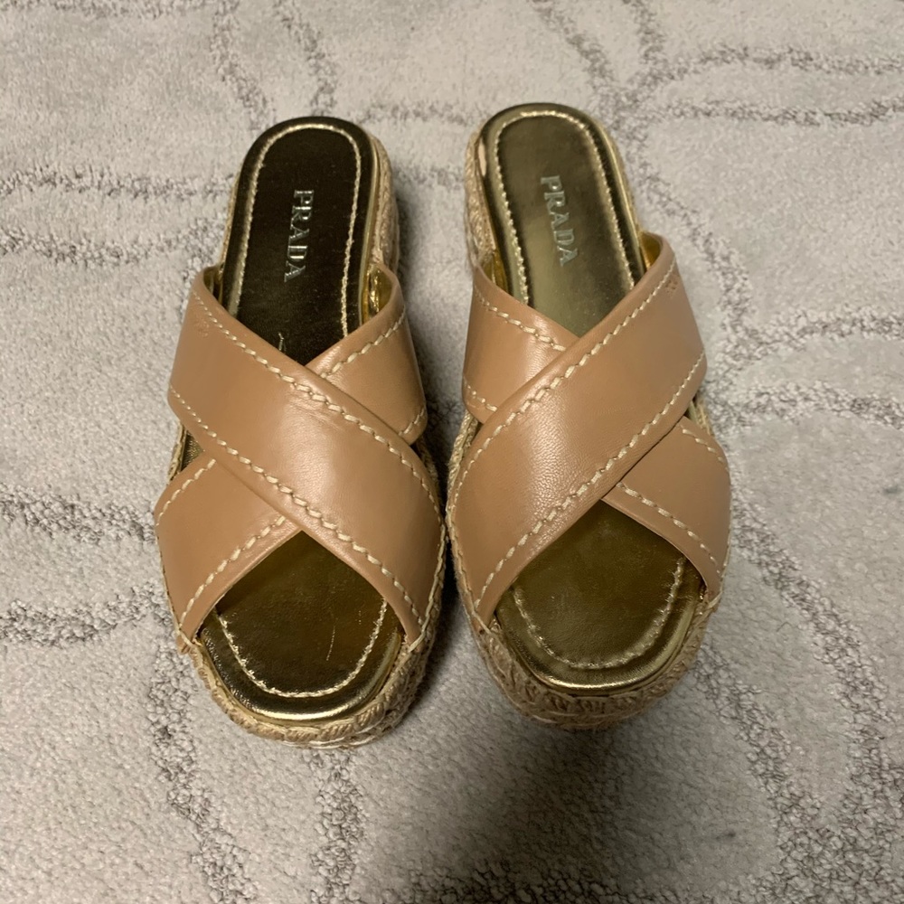 ❤️ SOLD❤️PRADA BEIGE LEATHER PLATFORM SLIDE❤️